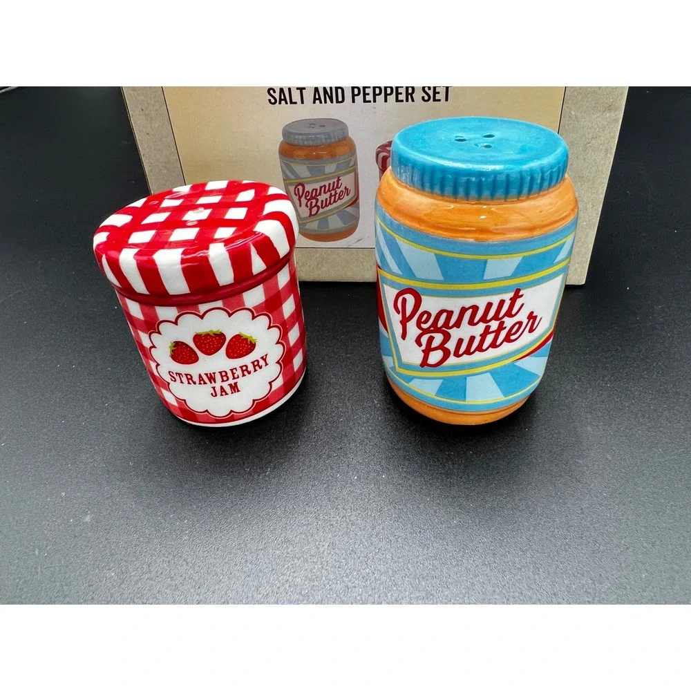Cracker Barrel Peanut Butter and Strawberry Jam Salt and Pepper Shaker Set NEW